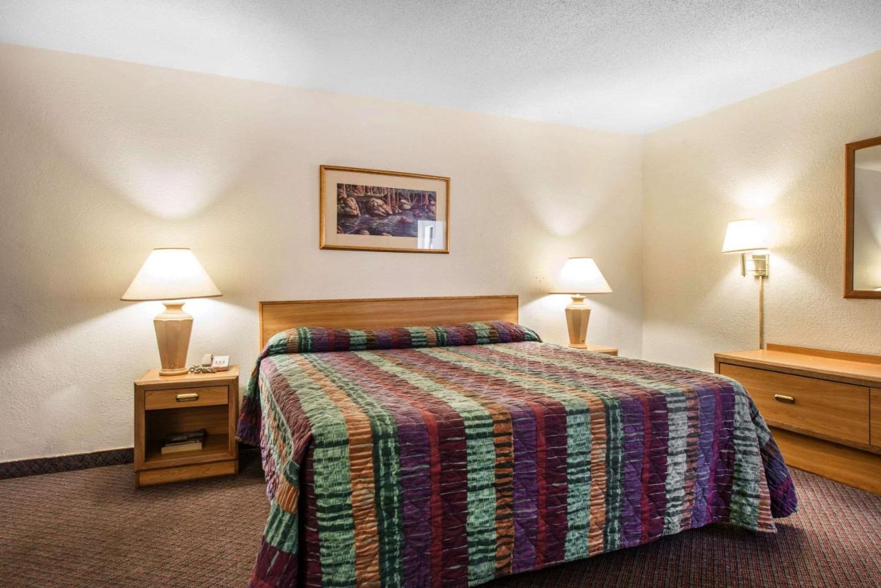 | Rodeway Inn & Suites Colorado Springs