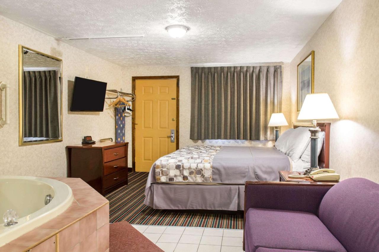 | Rodeway Inn & Suites Branford - Guilford