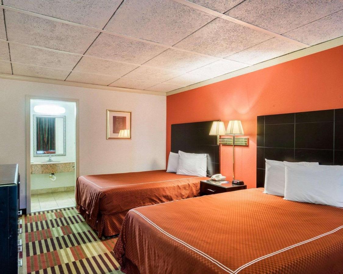 | Rodeway Inn Newark