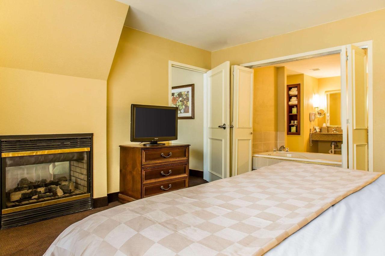 | Clarion Hotel & Suites Hamden - New Haven