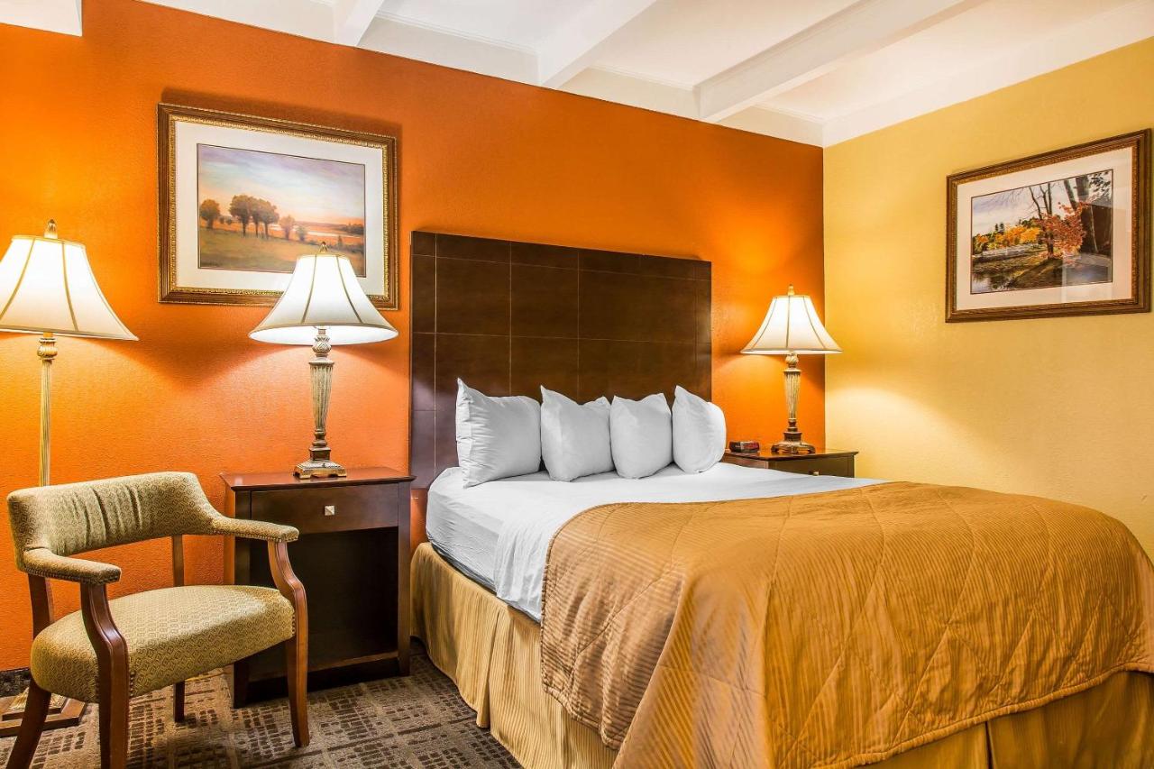 | Clarion Hotel & Suites Hamden - New Haven