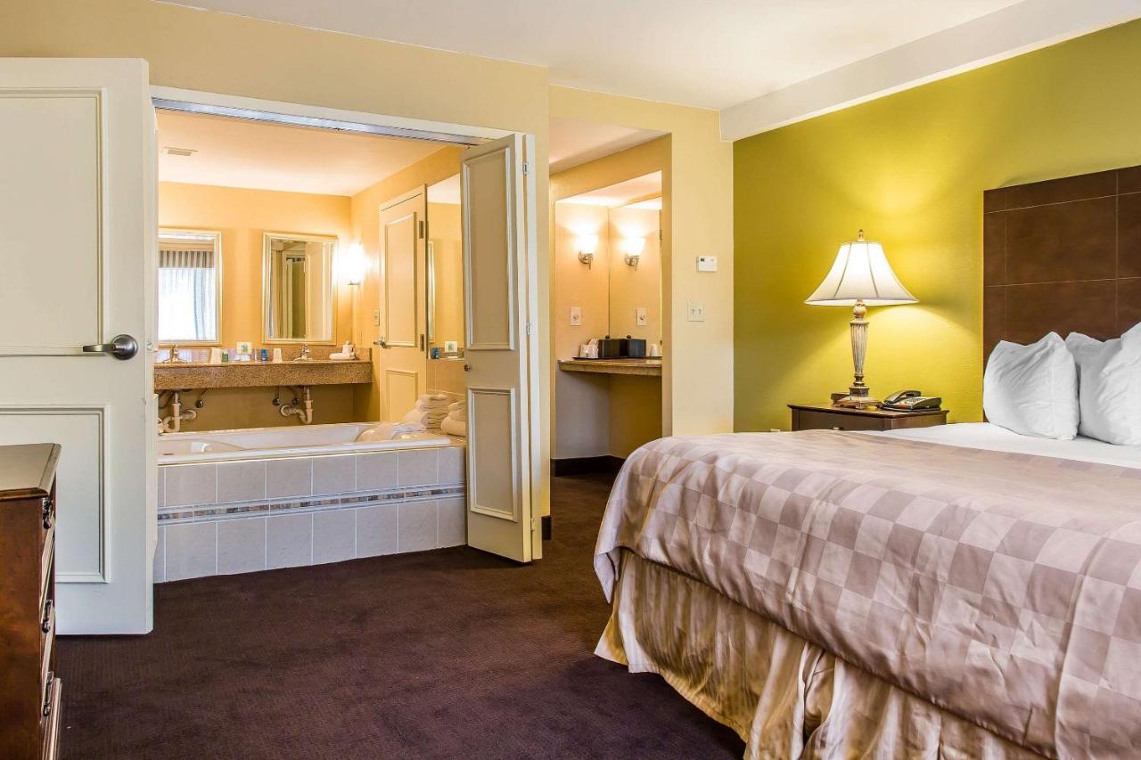 | Clarion Hotel & Suites Hamden - New Haven