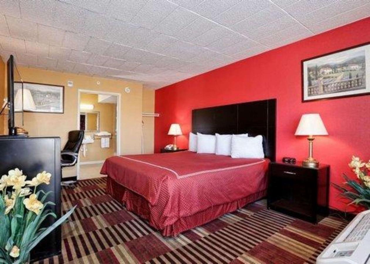 | Rodeway Inn Newark