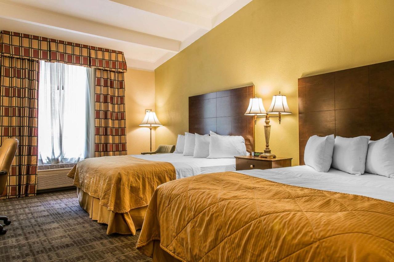 | Clarion Hotel & Suites Hamden - New Haven