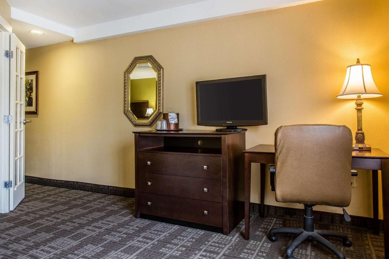 | Clarion Hotel & Suites Hamden - New Haven