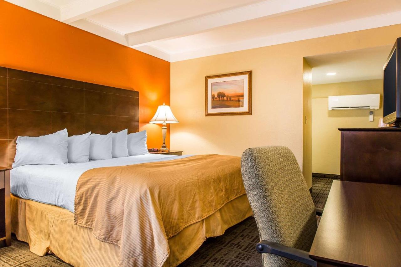 | Clarion Hotel & Suites Hamden - New Haven