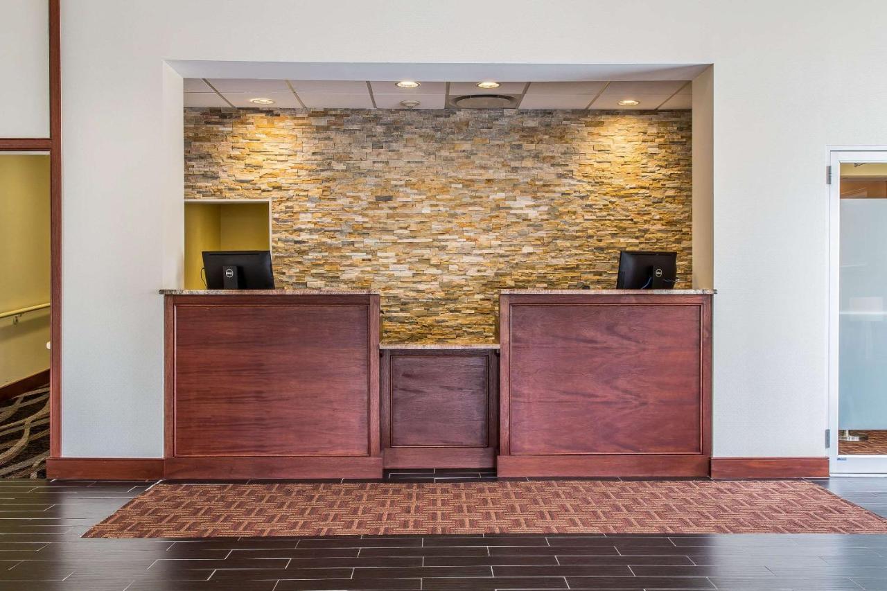 | Clarion Hotel & Suites Hamden - New Haven