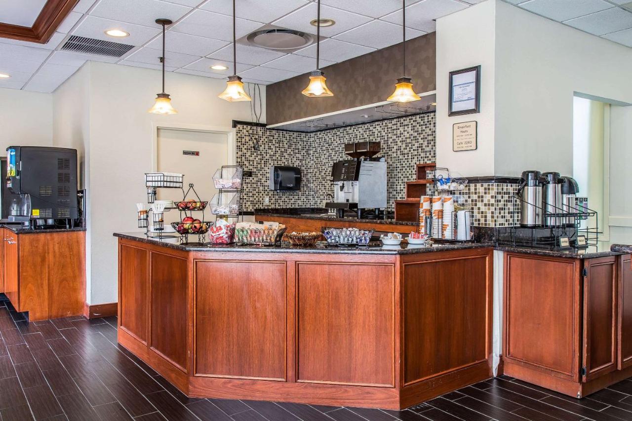 | Clarion Hotel & Suites Hamden - New Haven