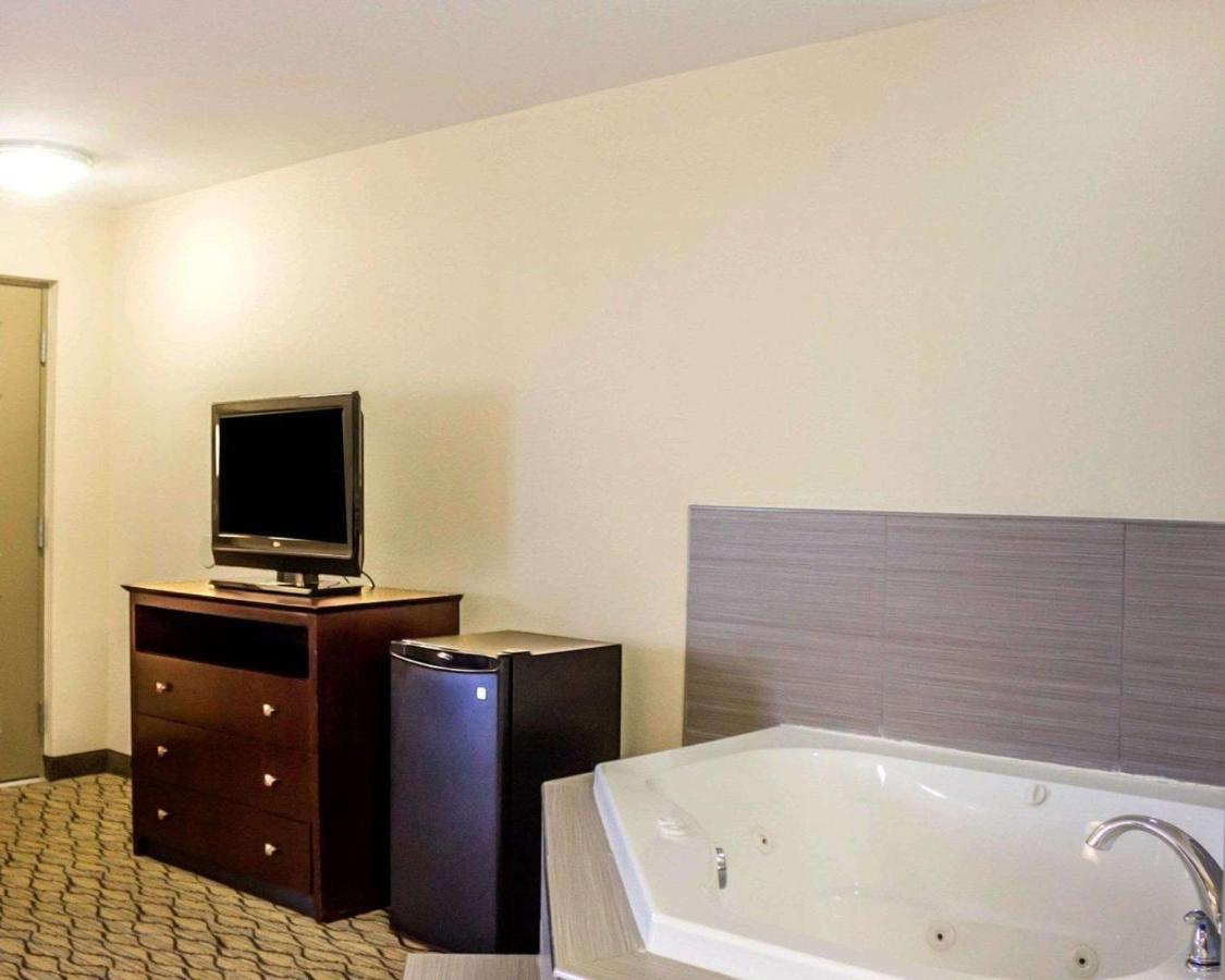 | Quality Inn Waterbury