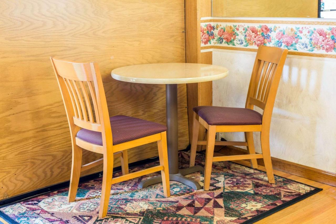 | Rodeway Inn & Suites Branford - Guilford