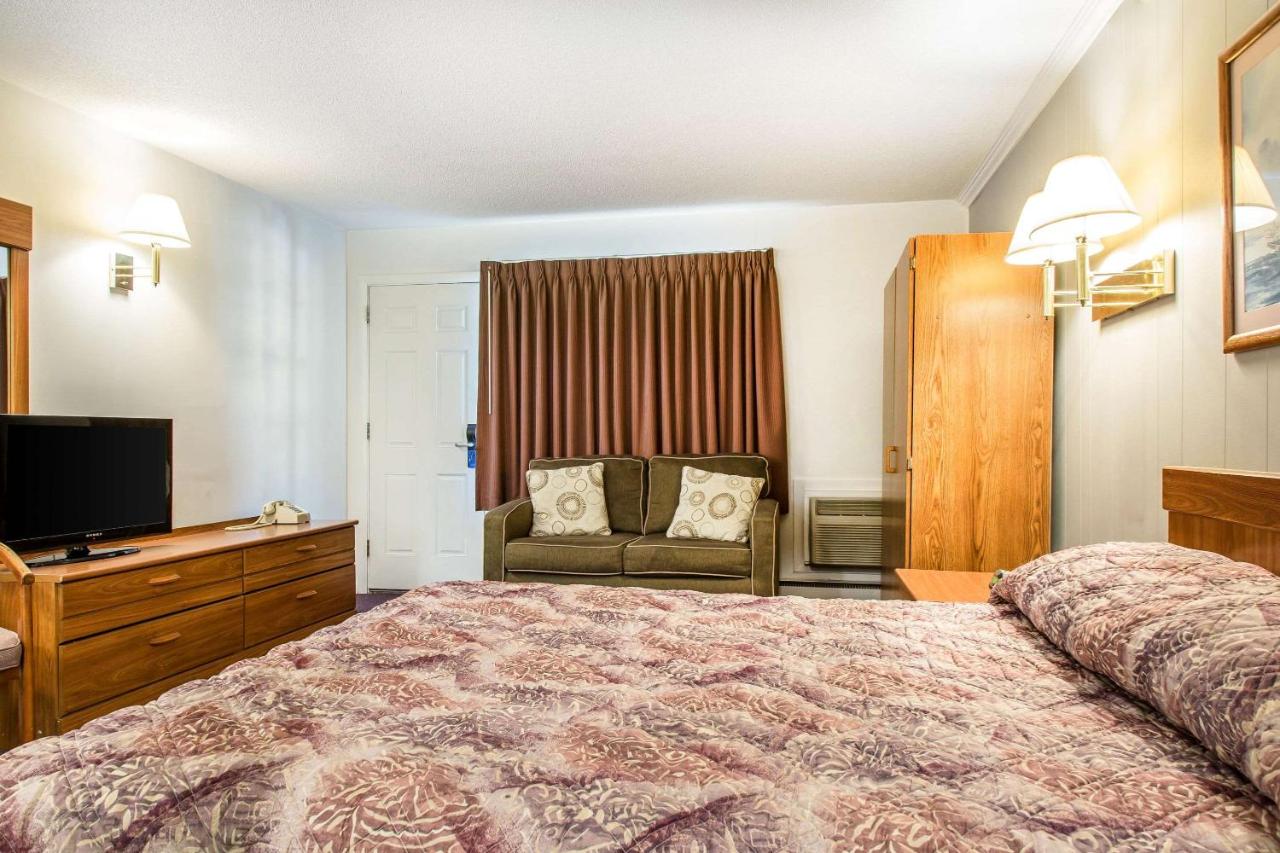 | Rodeway Inn Waterford - New London