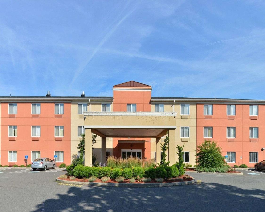 | Quality Suites Stratford