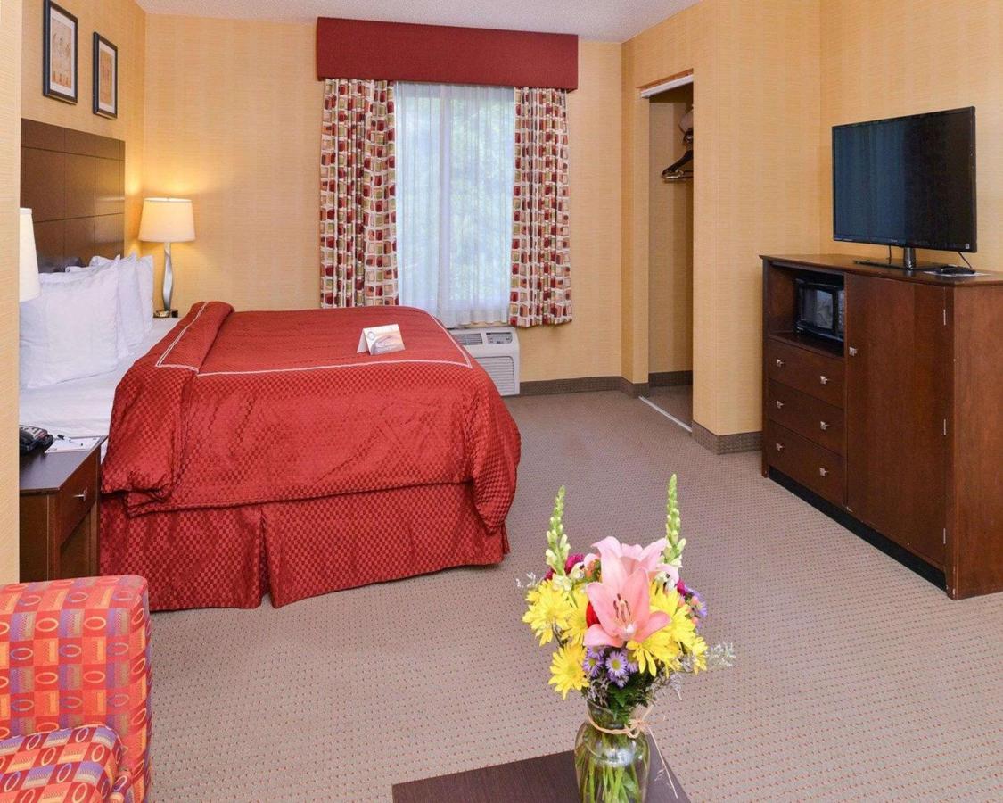 | Quality Suites Stratford