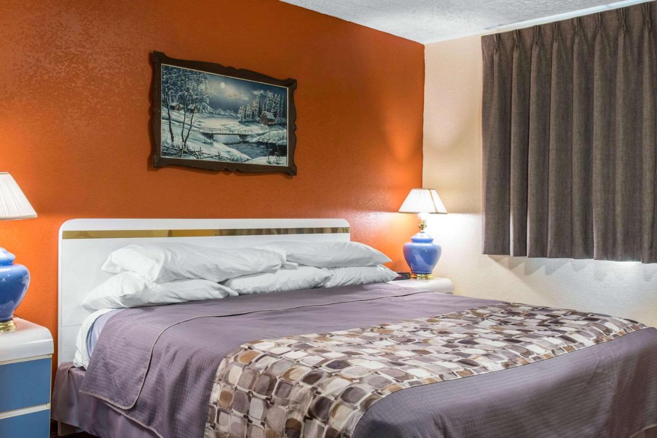 | Rodeway Inn & Suites Branford - Guilford
