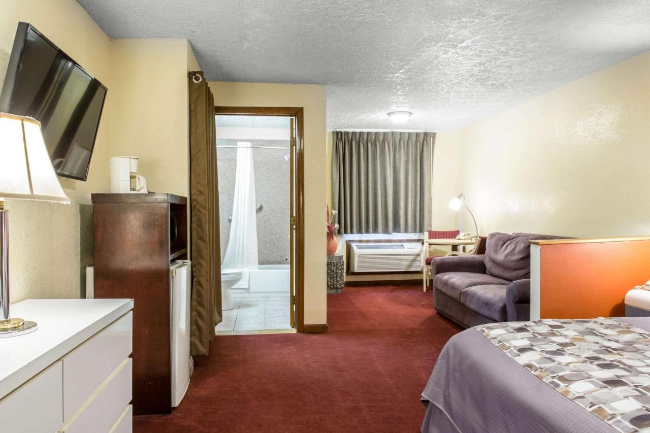 | Rodeway Inn & Suites Branford - Guilford