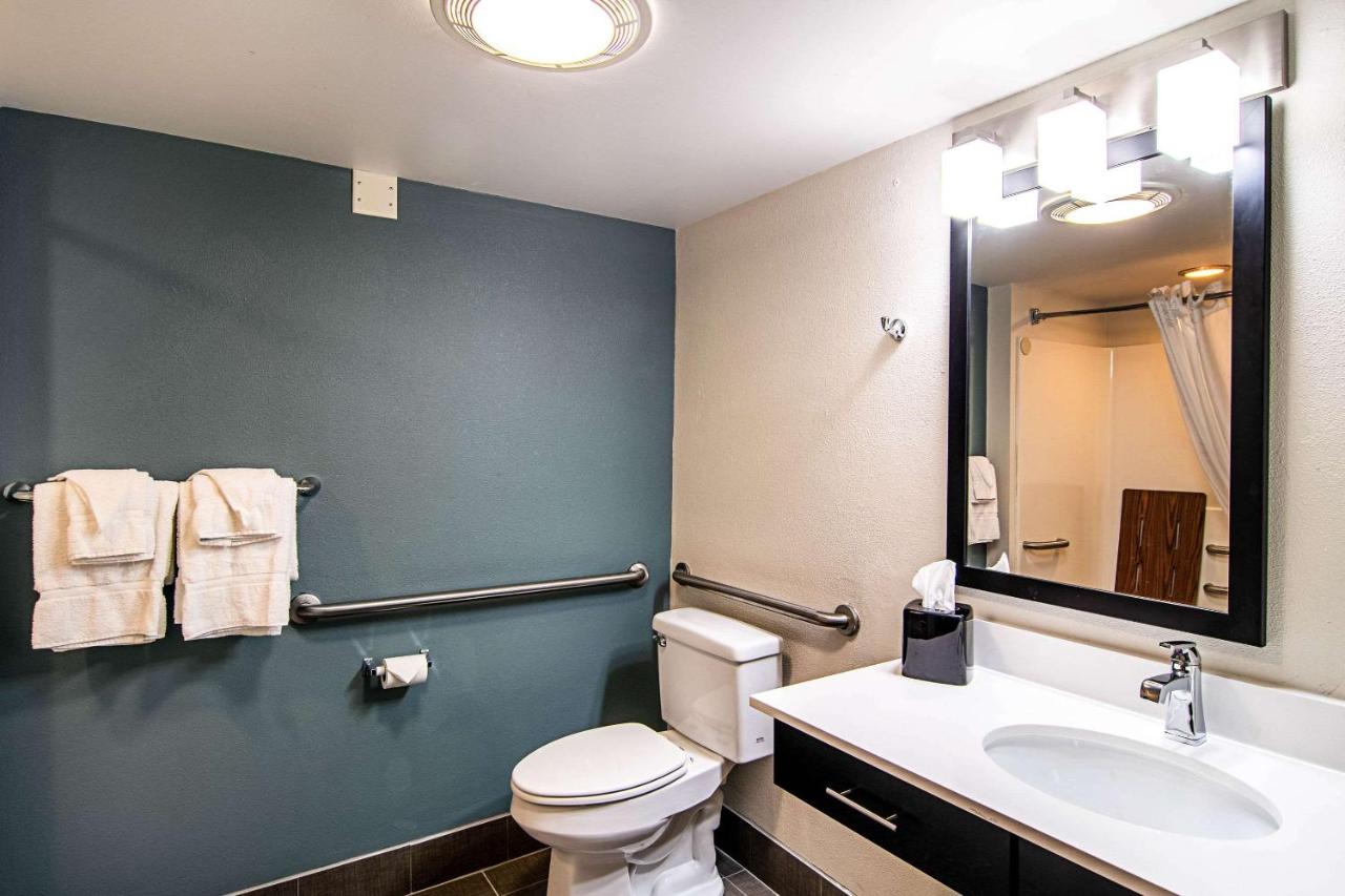 Queen Room - Disability Access at Sleep Inn & Suites Rehoboth Beach