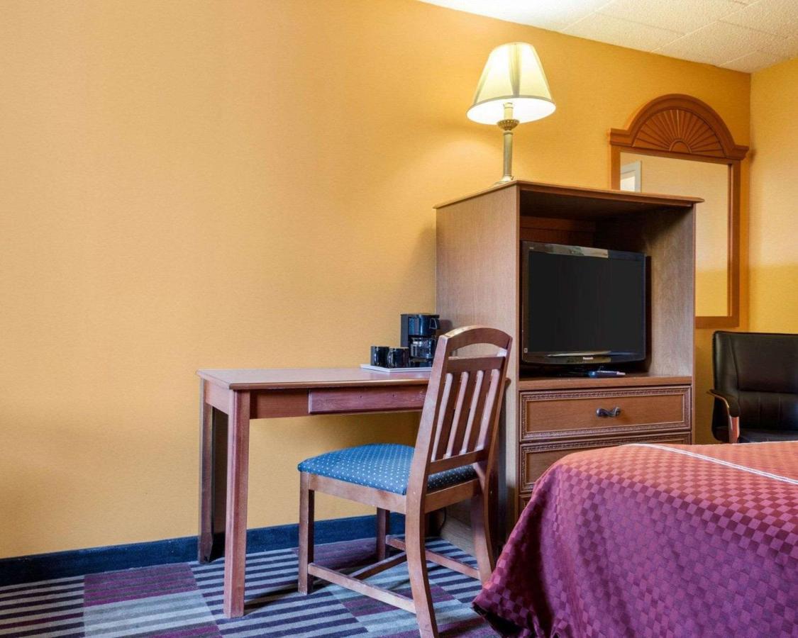 | Rodeway Inn Newark