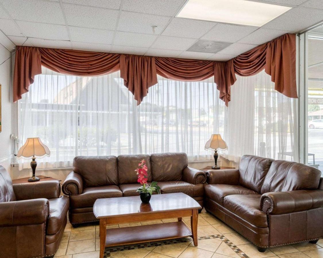 | Rodeway Inn Newark