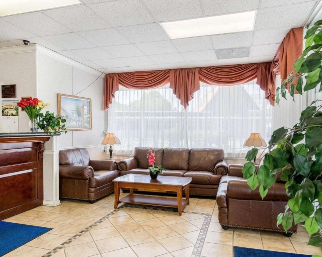 | Rodeway Inn Newark