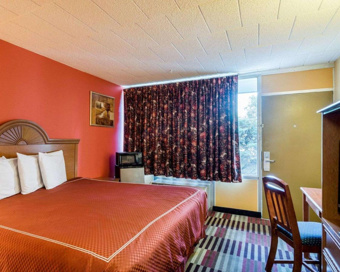 | Rodeway Inn Newark