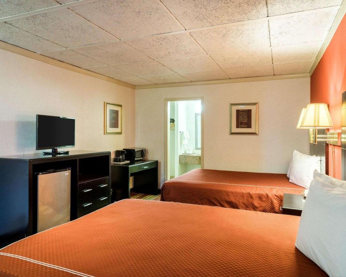| Rodeway Inn Newark