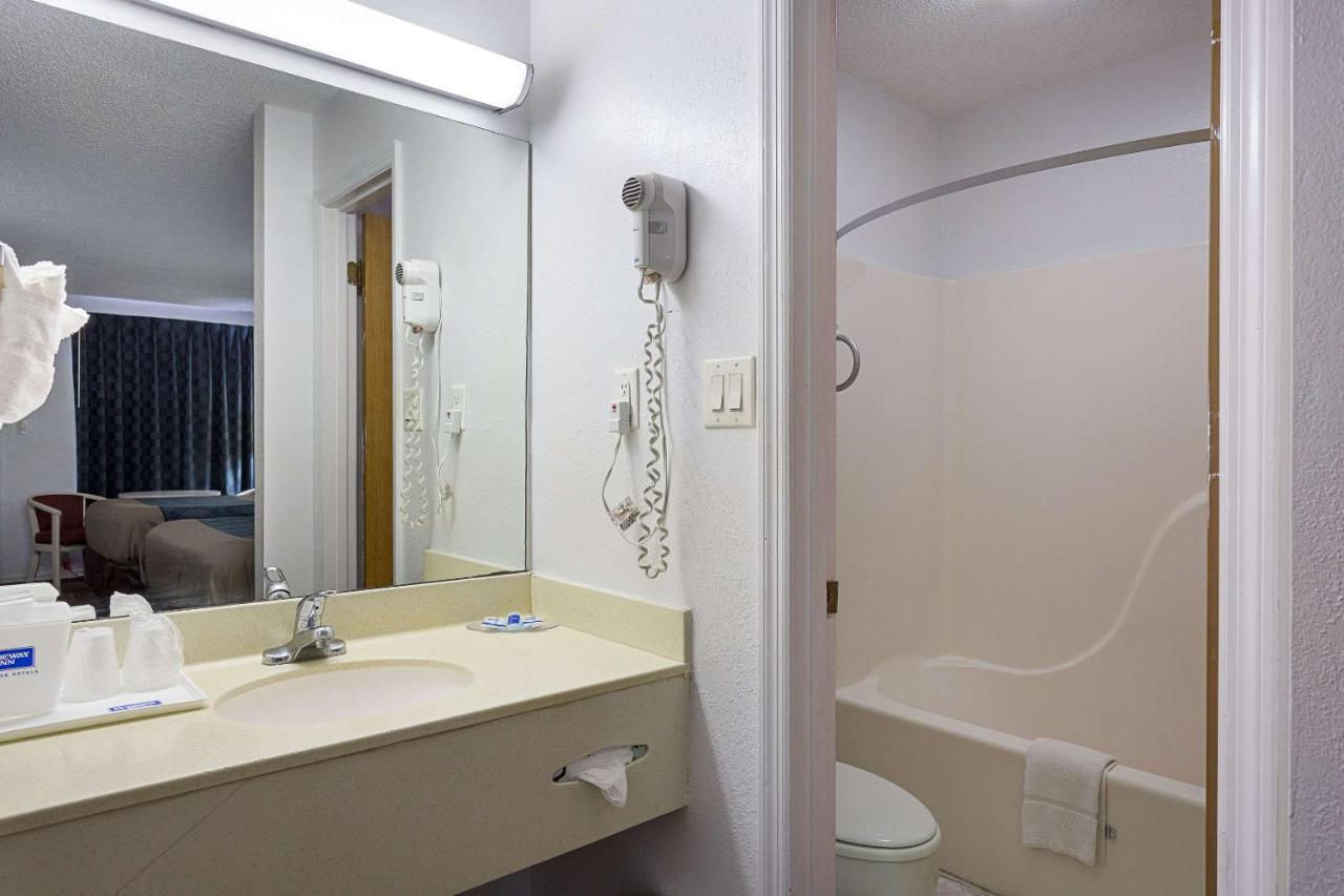 Queen Room with Two Queen Beds - Smoking at Rodeway Inn Lake City I-75