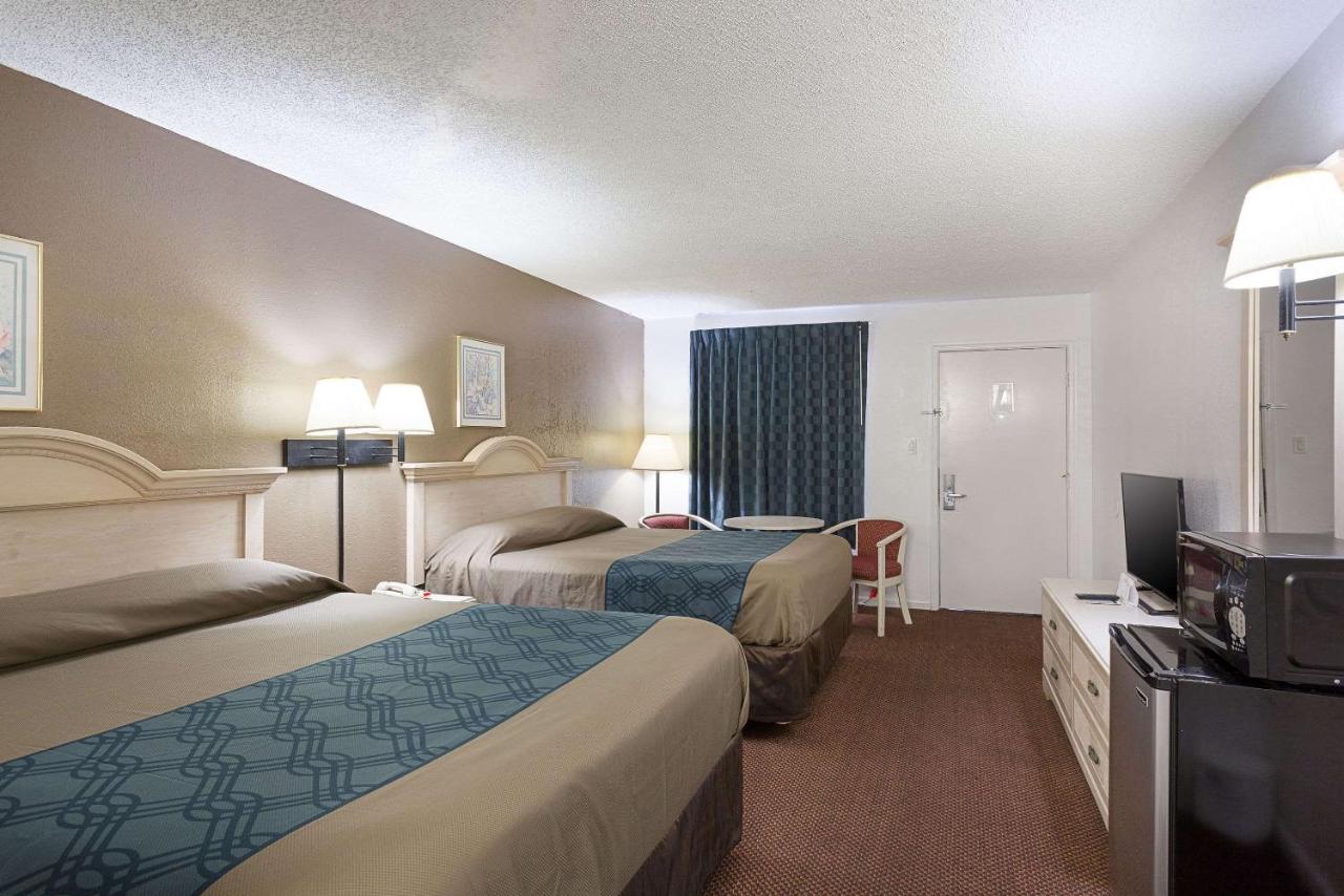 Queen Room with Two Queen Beds - Smoking at Rodeway Inn Lake City I-75