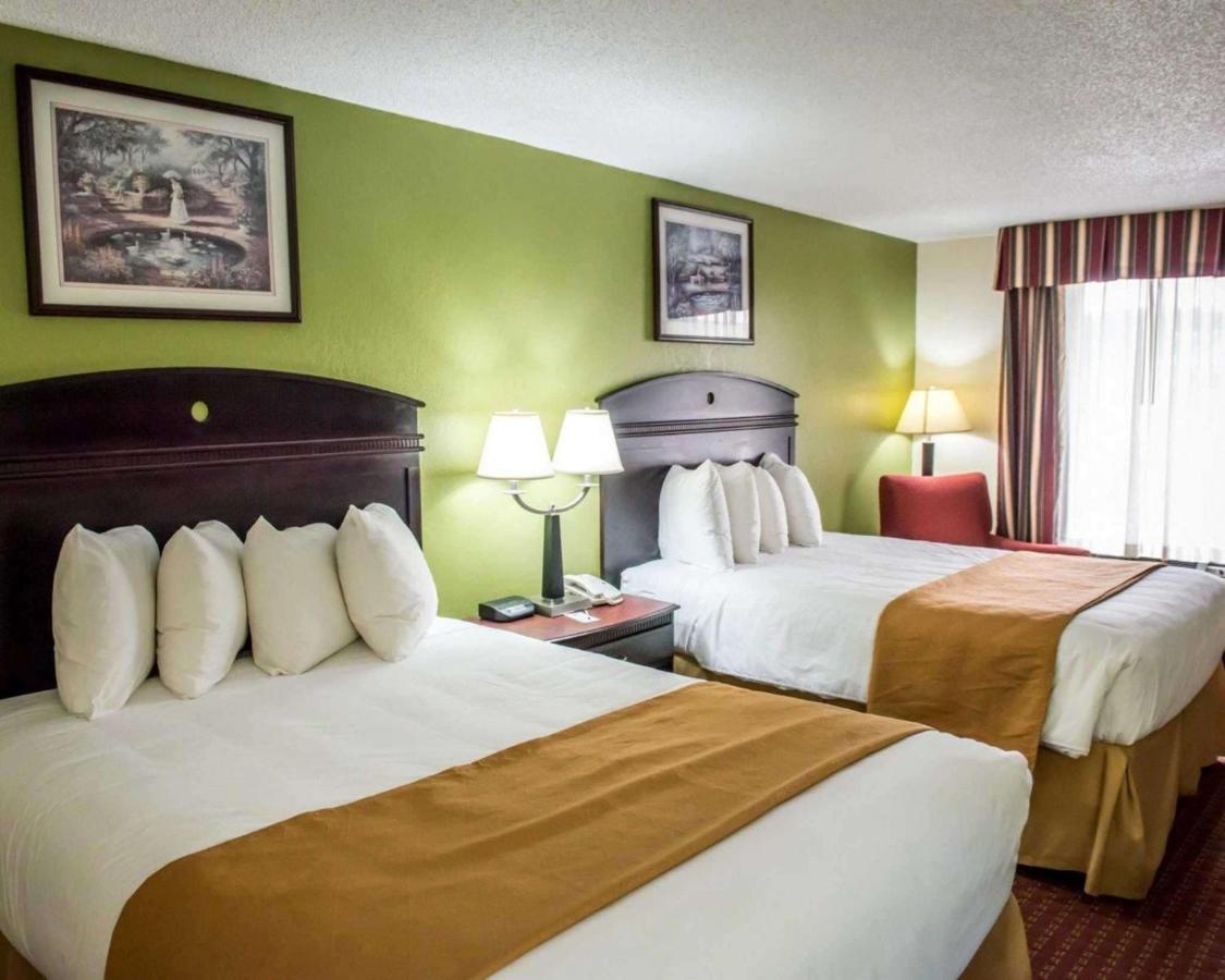 Queen Room with Two Queen Beds - Smoking at Quality Inn Chipley I-10 at Exit 120
