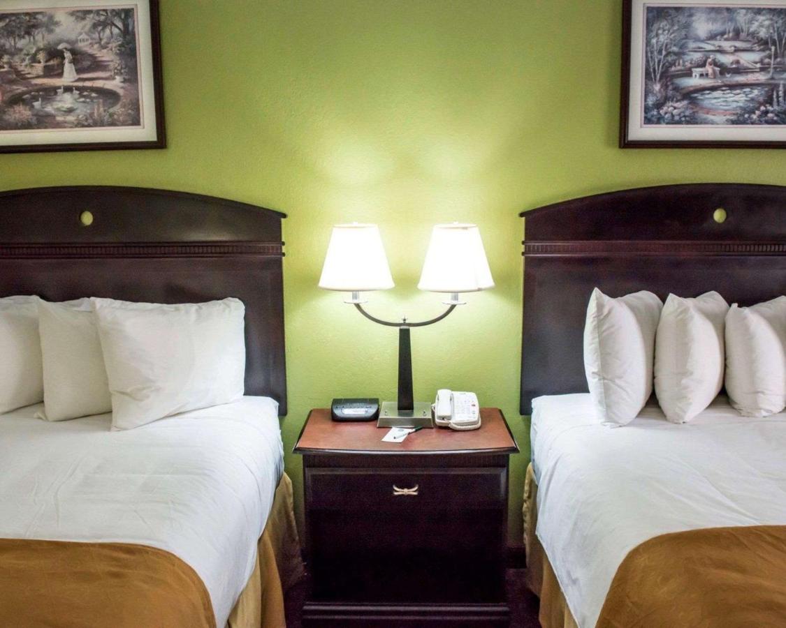 Queen Room with Two Queen Beds - Smoking at Quality Inn Chipley I-10 at Exit 120