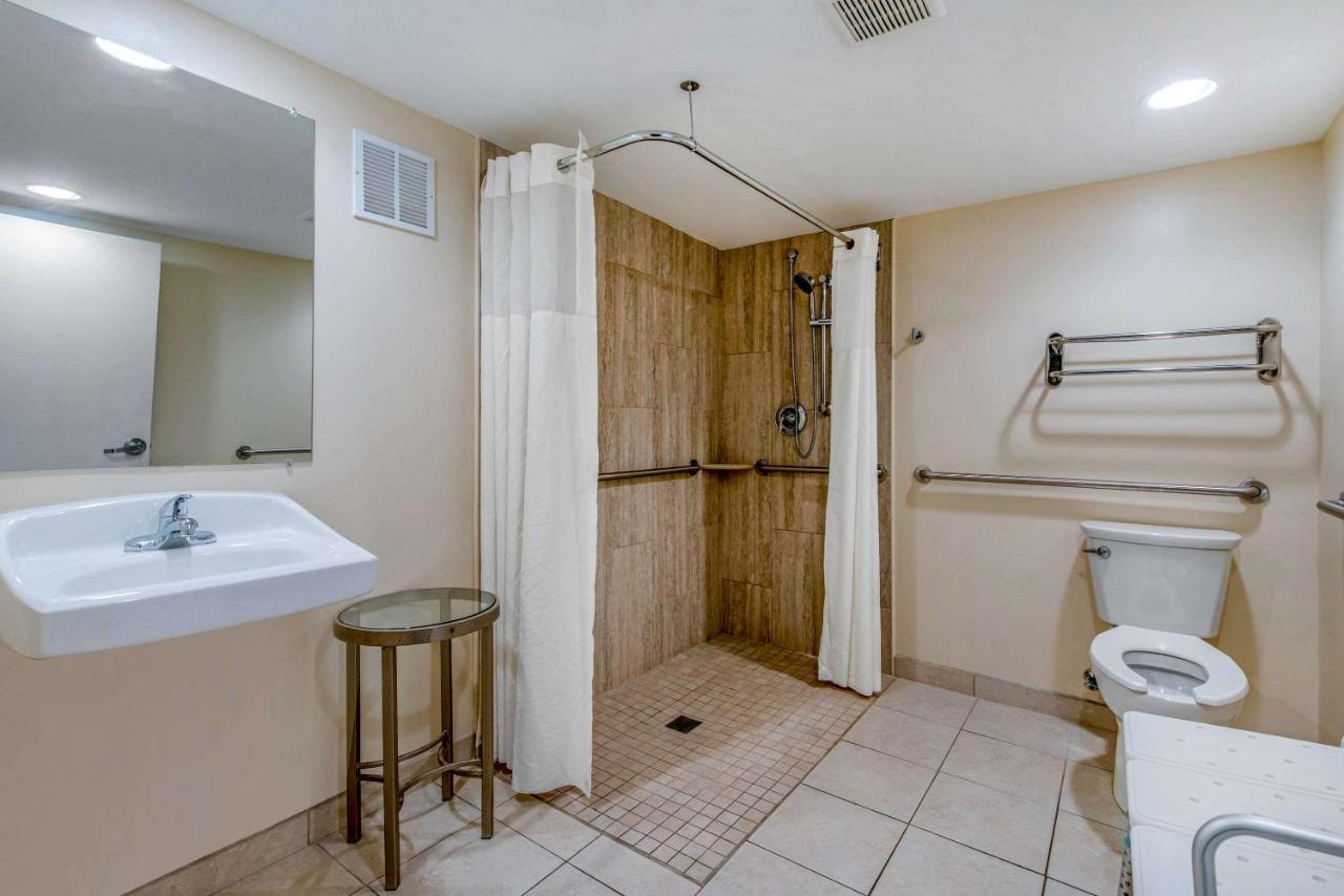 King Room with Roll-In Shower - Accessible/Non-Smoking at Quality Inn Savannah Historic District