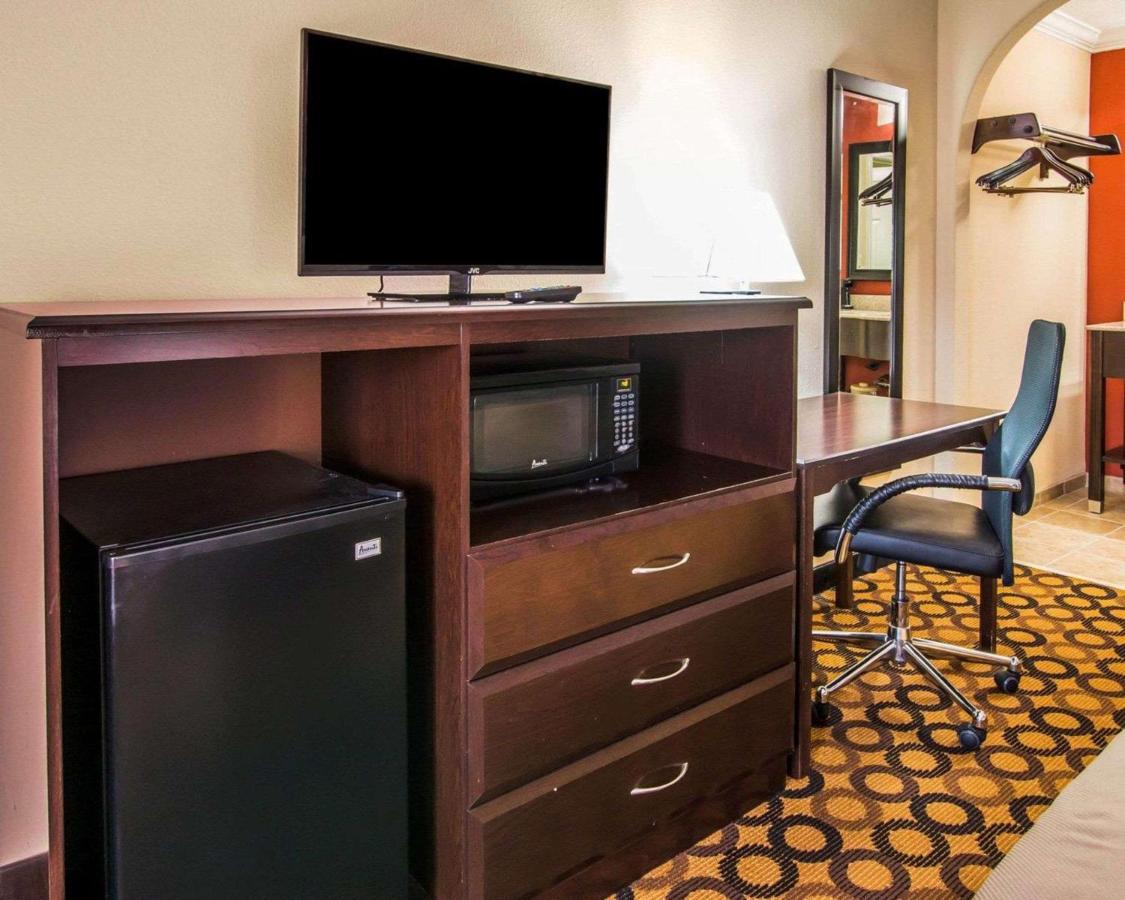 King Room - Accessible/Non-Smoking at Econo Lodge Richmond Hill