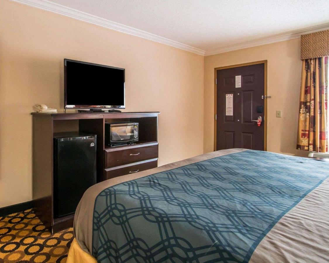 King Room - Accessible/Non-Smoking at Econo Lodge Richmond Hill