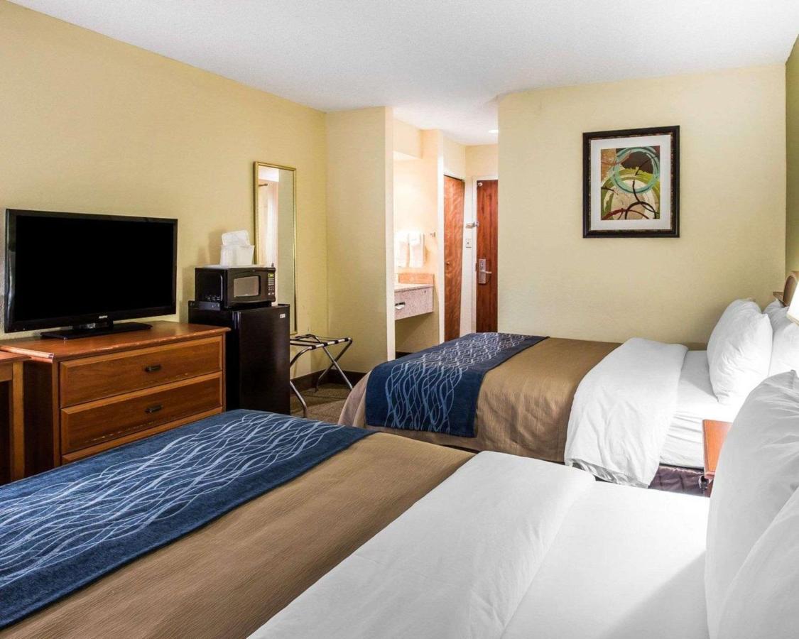 Queen Room with Two Queen Beds - Non-Smoking at Quality Inn Darien - North Brunswick