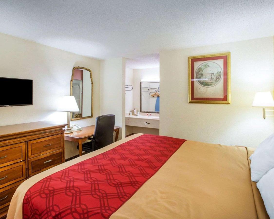 Queen Room with Two Queen Beds - Smoking at Econo Lodge Inn & Suites Macon