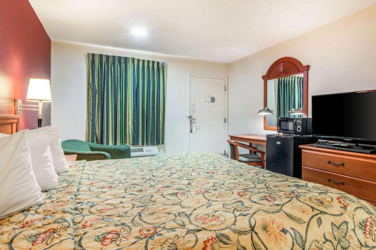 King Room - Smoking at Rodeway Inn La Grange East