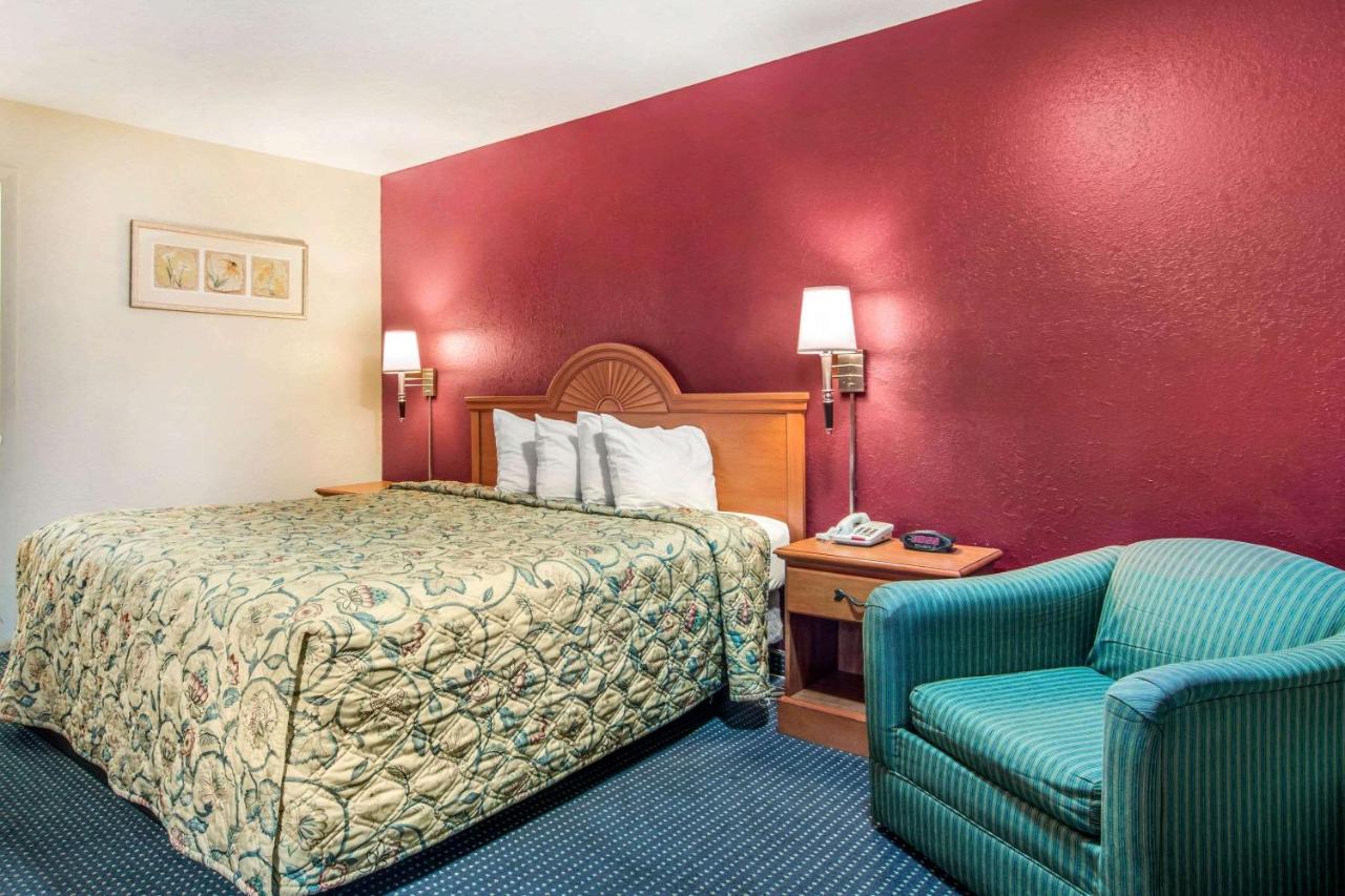 King Room - Smoking at Rodeway Inn La Grange East