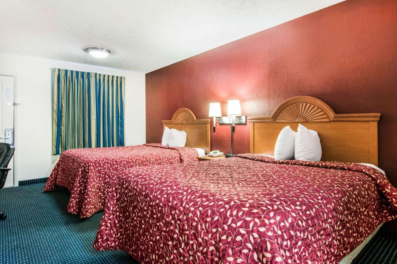 Queen Room with Two Queen Beds - Non-Smoking at Rodeway Inn La Grange East