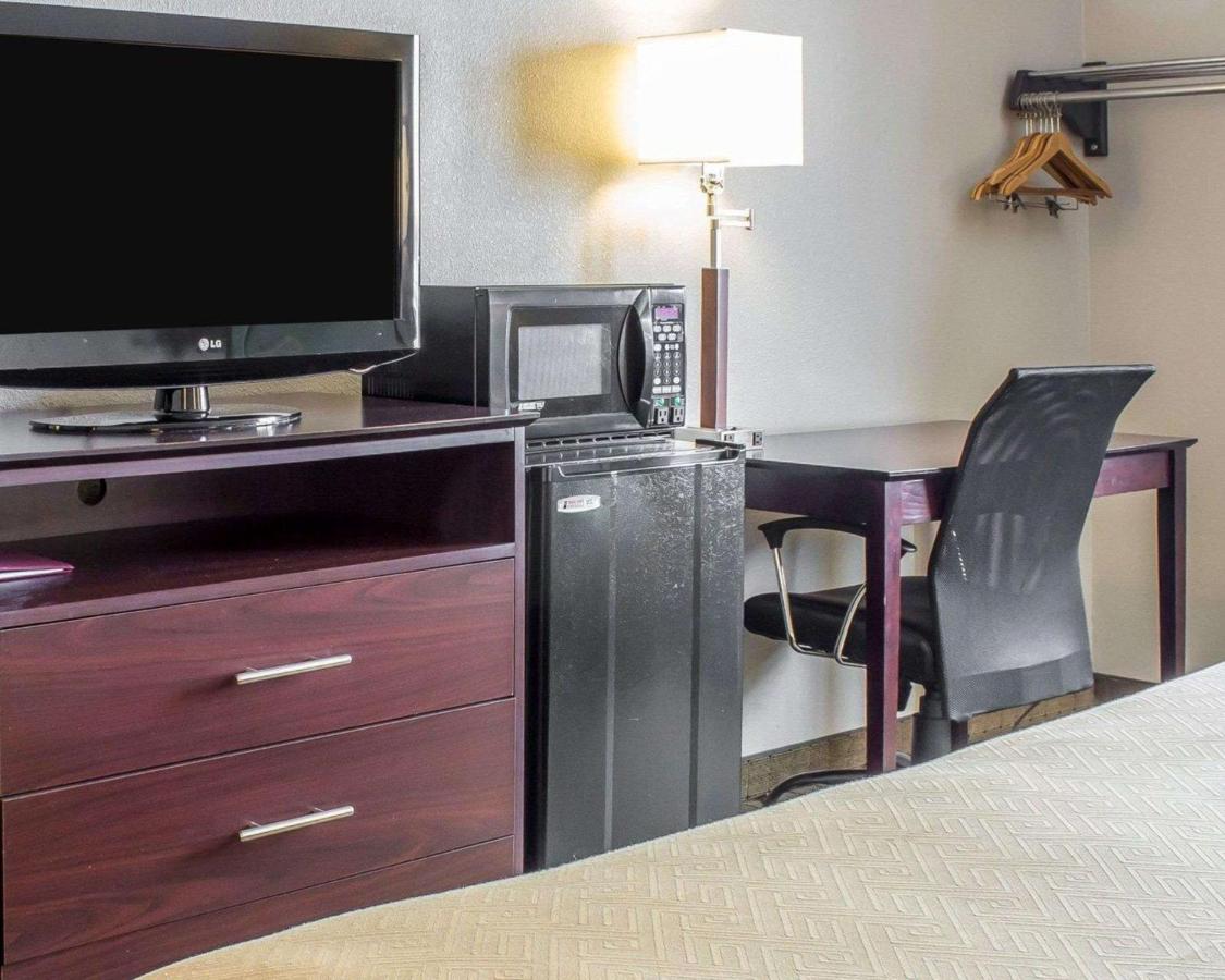 King Room - Non-Smoking at Econo Lodge Ames