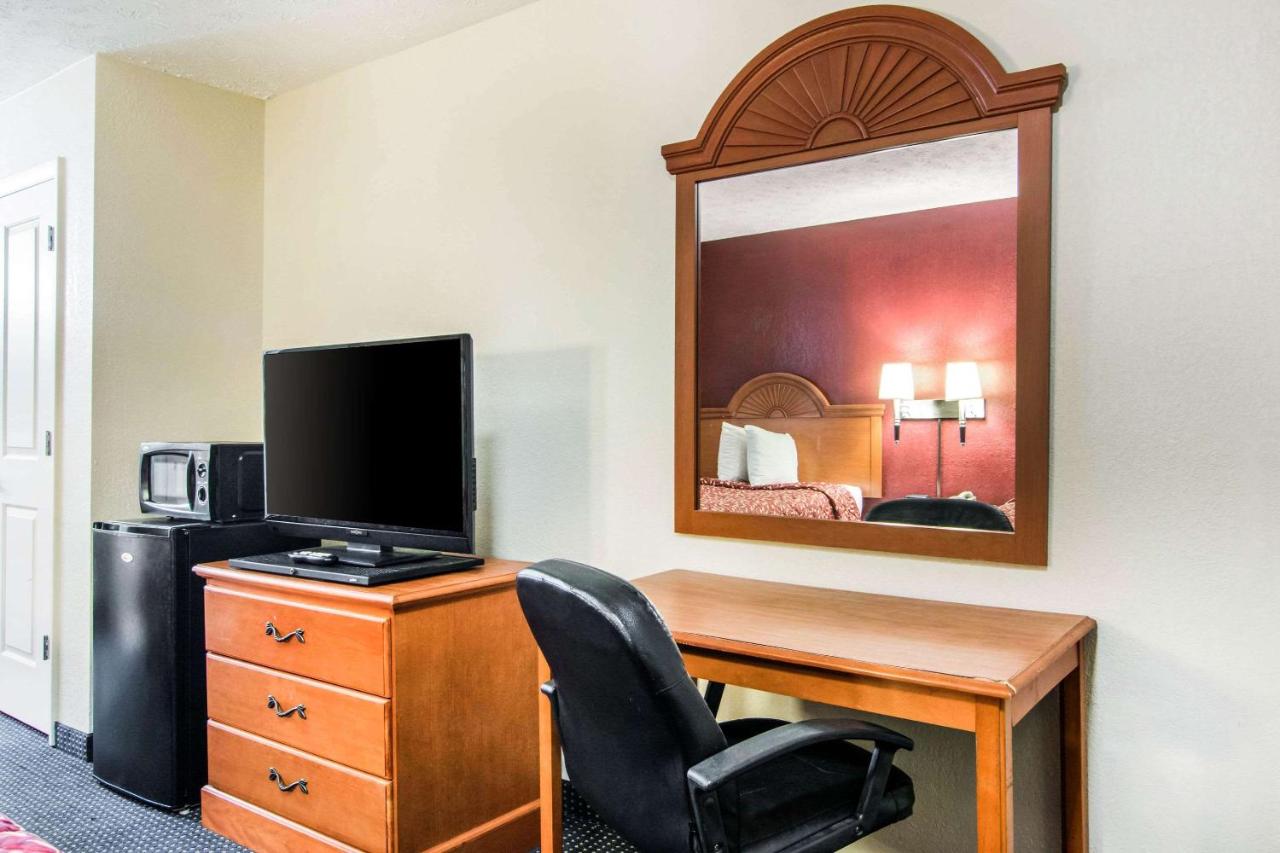 Queen Room with Two Queen Beds - Non-Smoking at Rodeway Inn La Grange East