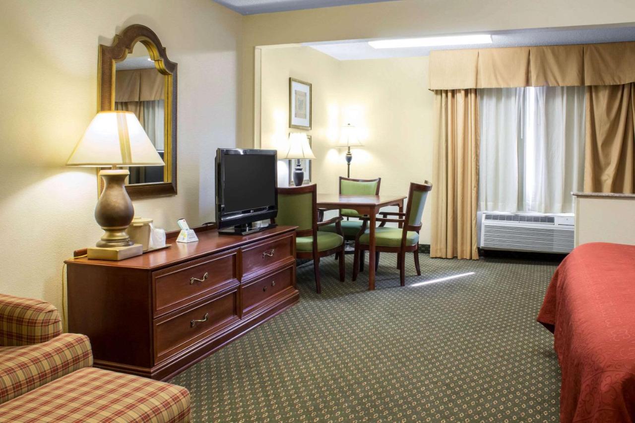 King Room - Accessible/Non-Smoking at Quality Inn & Suites Sioux City Southeast