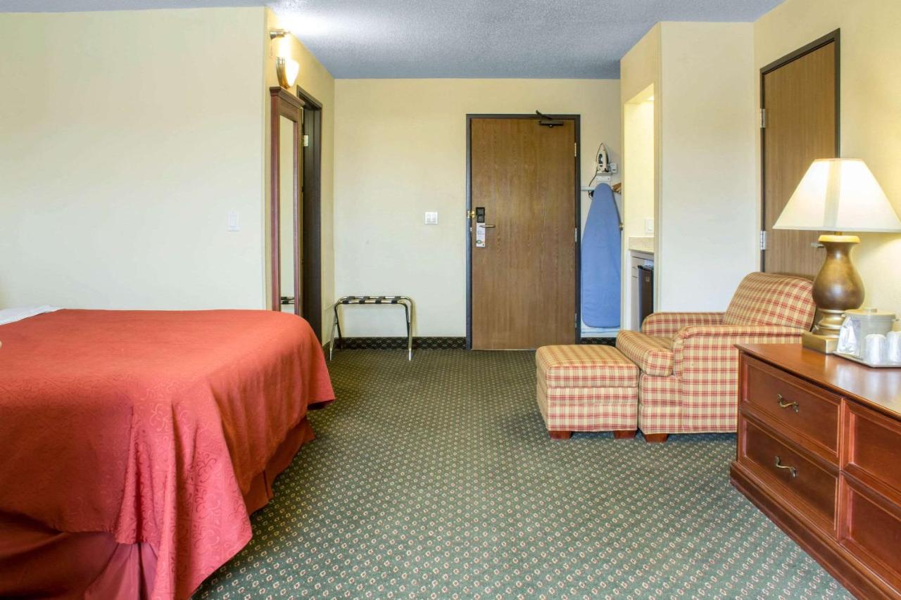 King Suite - Non-Smoking at Quality Inn & Suites Sioux City Southeast
