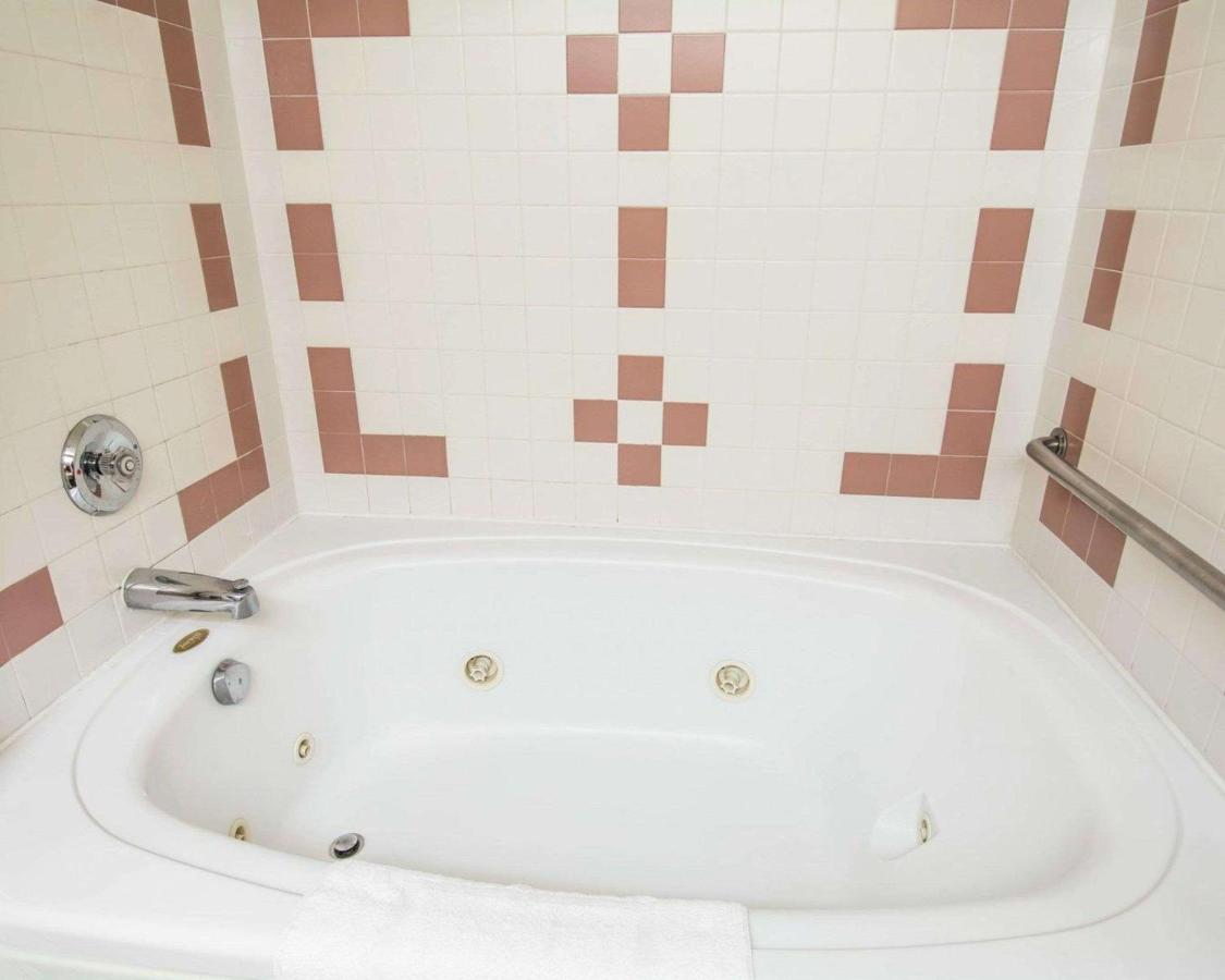King Room with Whirlpool - Non-Smoking at Quality Inn Glasgow