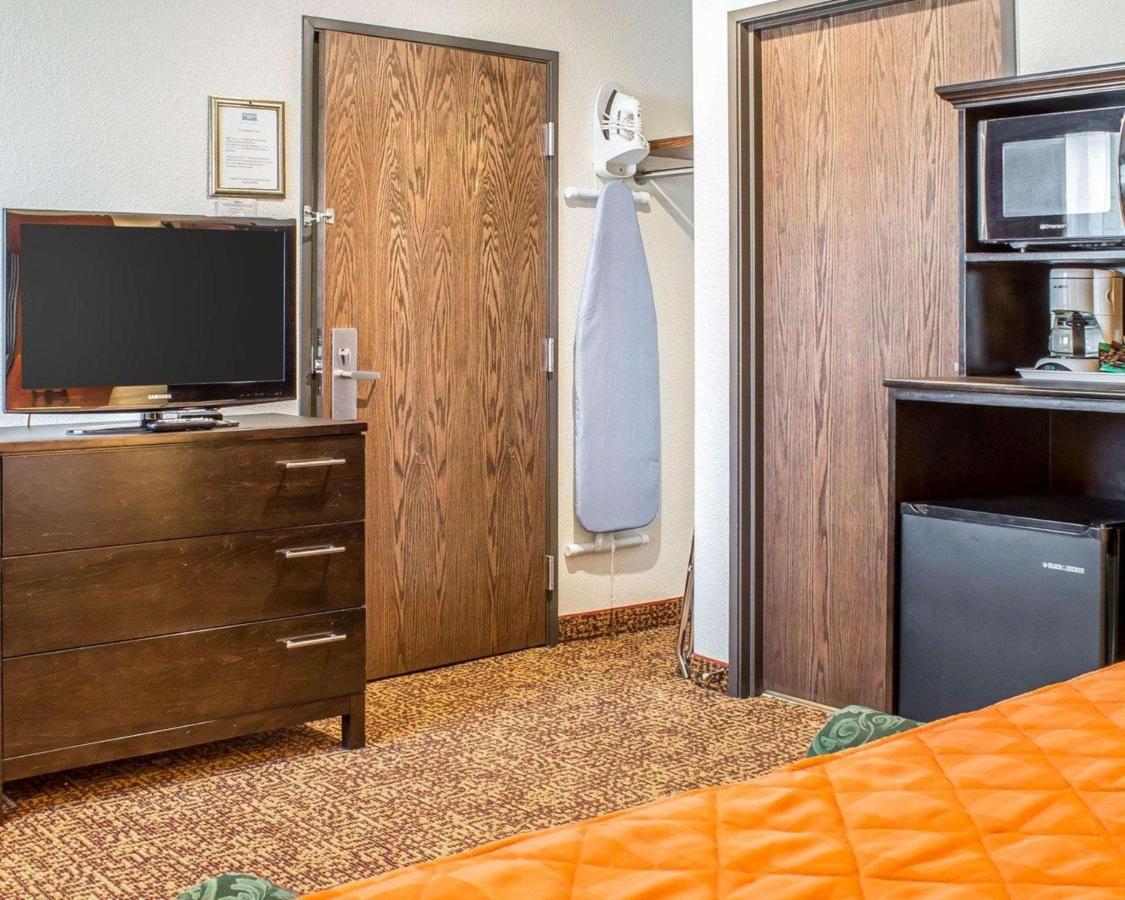 King Room - Non-Smoking at Rodeway Inn Milford