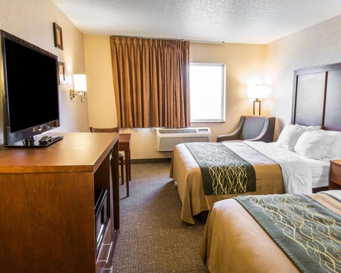 Queen Room with Two Queen Beds - Non-Smoking at Quality Inn Glasgow