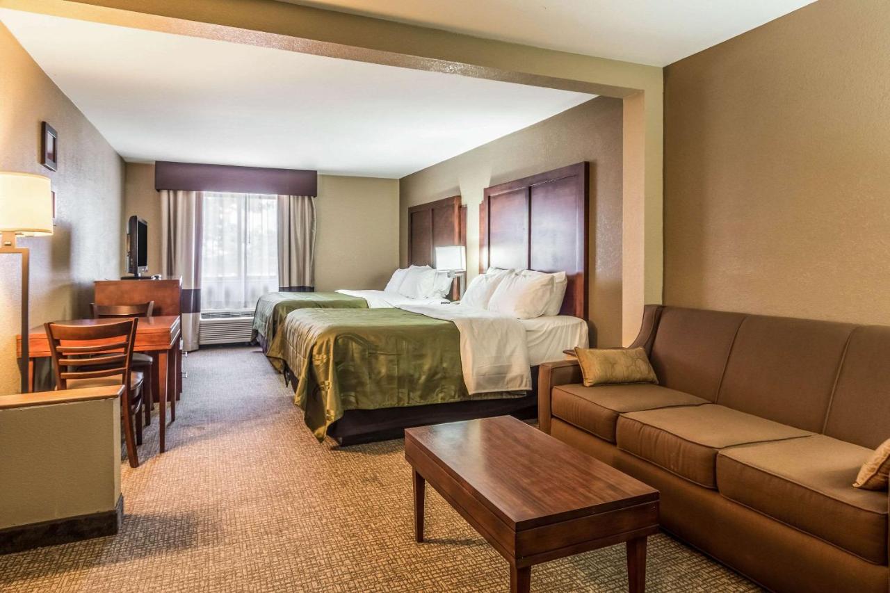 Queen Suite with Two Queen Beds and Sofa Bed at Quality Inn & Suites Salem near I-57