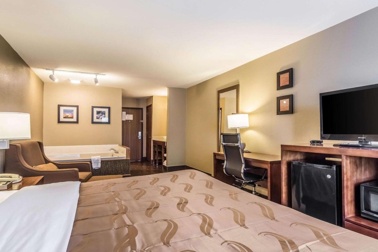 King Suite with Spa Bath at Quality Inn & Suites Salem near I-57