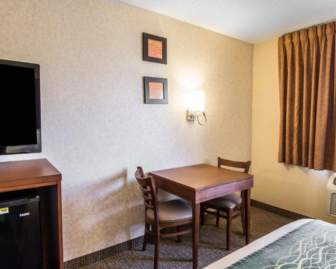 Queen Room with Two Queen Beds - Non-Smoking at Quality Inn Glasgow