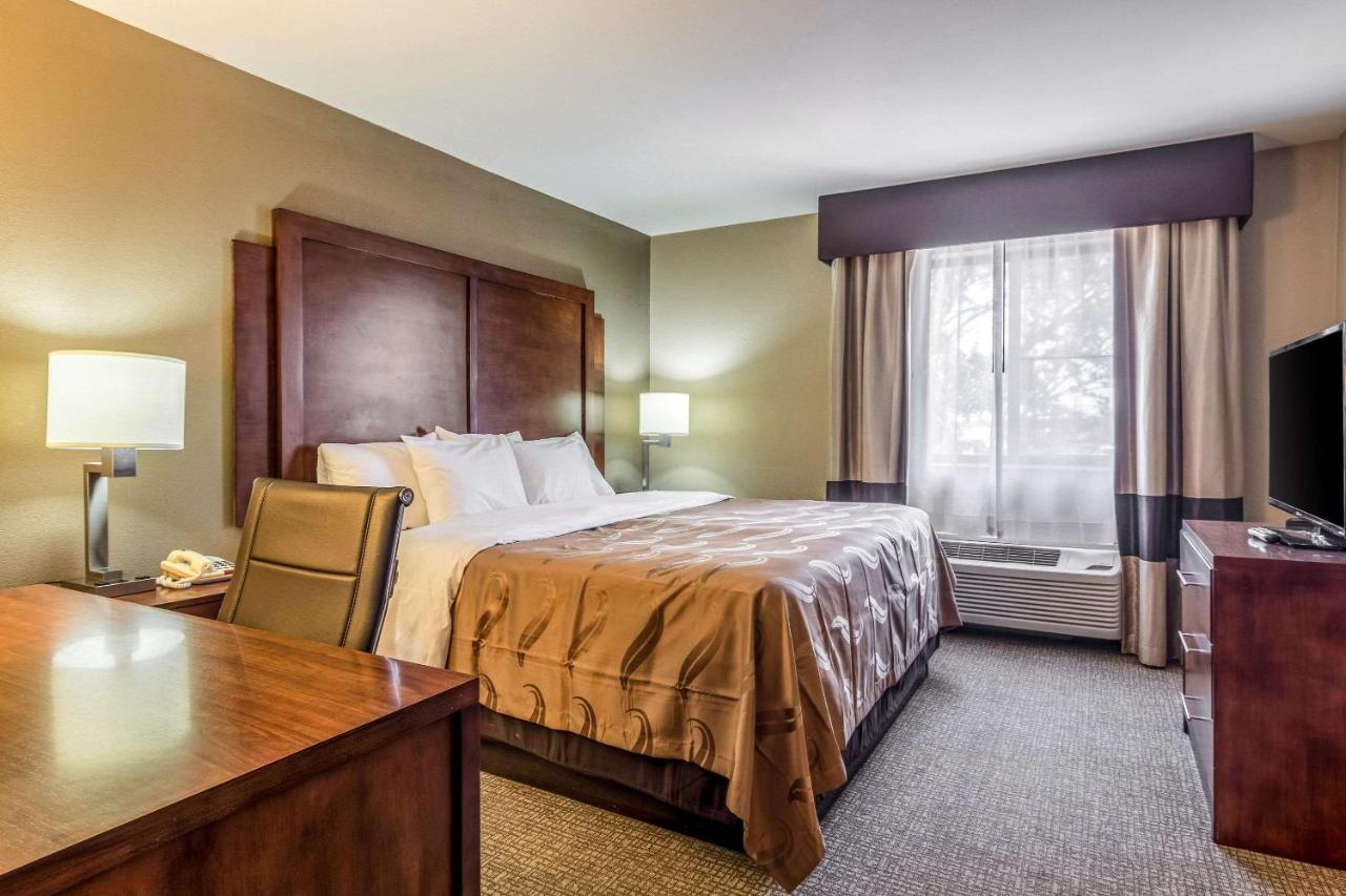 King Room at Quality Inn & Suites Salem near I-57
