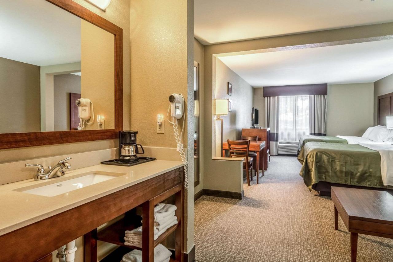 Queen Suite with Two Queen Beds and Sofa Bed at Quality Inn & Suites Salem near I-57