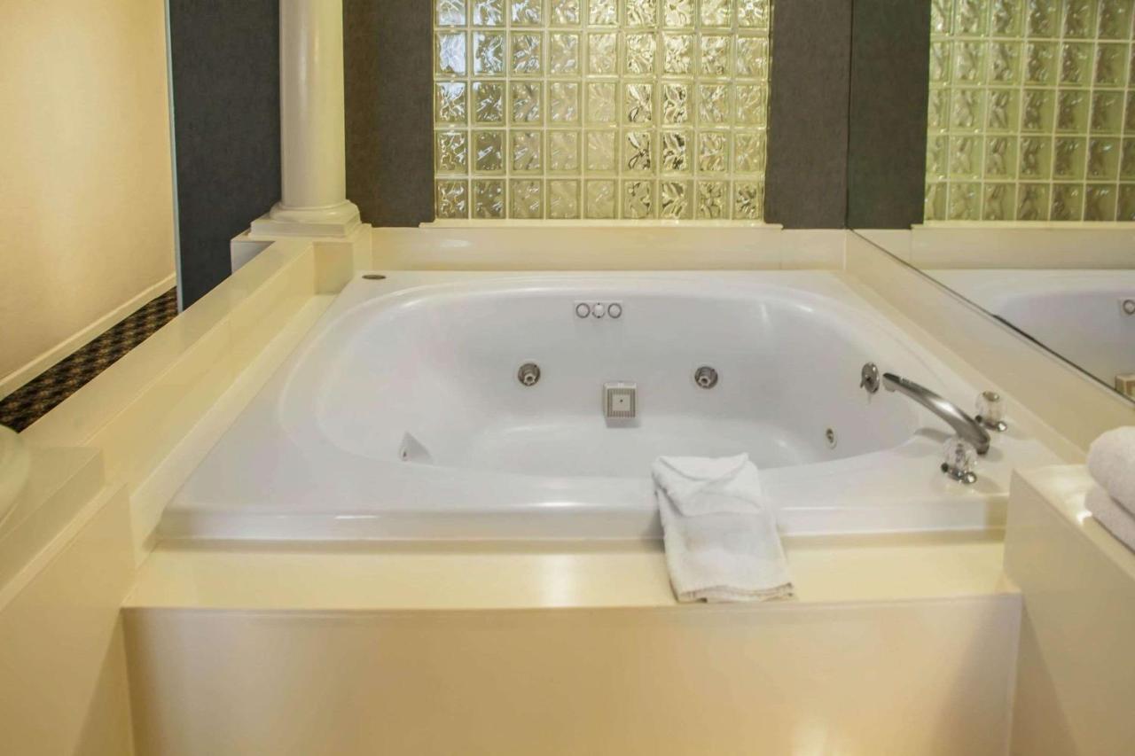 | Quality Inn and Suites St Charles -West Chicago